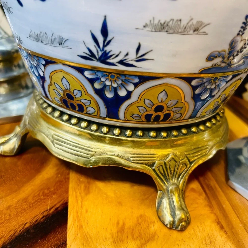 Classic Blue & White Lion-Head Chinoiserie Vase on Gilt Base – 16.5” Vintage Lux